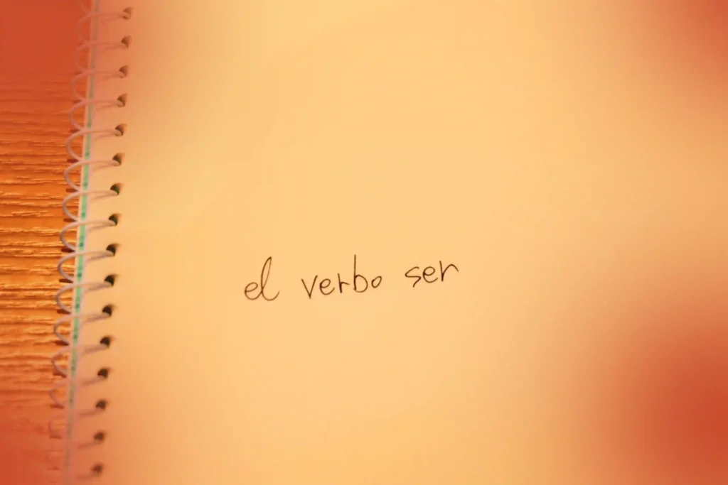 노트 위에 손글씨로 쓰여진 el verbo ser 문구